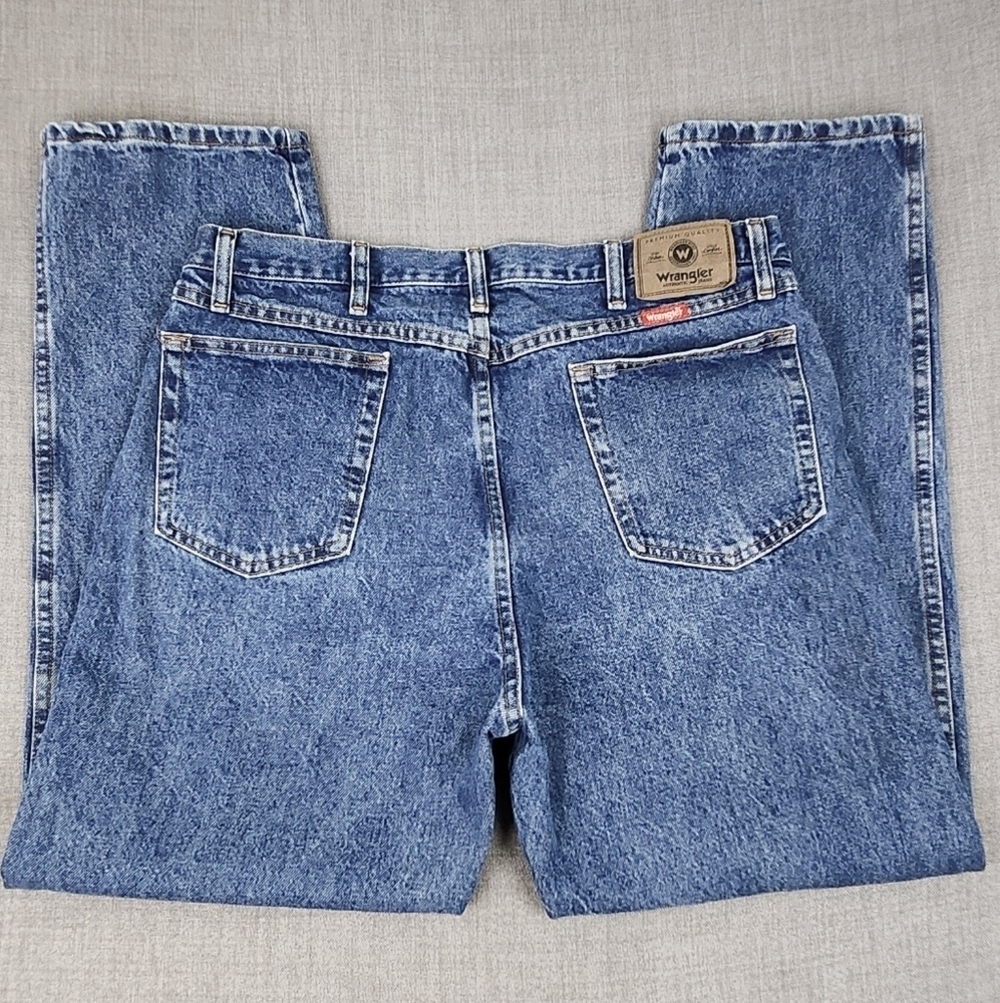 Wrangler Straight Leg Medium Wash Denim Jeans. 100% Cotton Size 38 × 30. - Picture 5 of 5